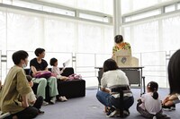 KAATキッズ・プログラム2023「さかさまの世界」より、開演前の紙芝居の様子。（撮影：金子愛帆）