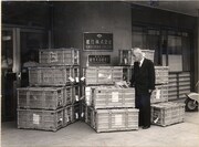 1958年7月、到着した資料を手にする大谷竹次郎。