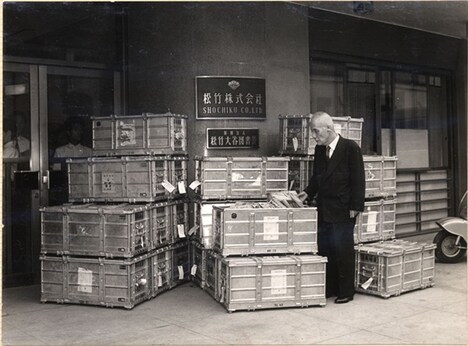 1958年7月、到着した資料を手にする大谷竹次郎。