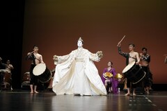 坂東玉三郎×鼓童「アマテラス幻想」でオーバード・ホール / 中ホールがオープン