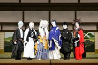 左から上村吉太朗、中村莟玉、尾上右近、尾上松也、中村鷹之資、河合雪之丞。