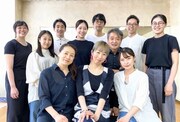 角ひろみ （前列中央）と演劇集団 円「ヨーコさん」の出演者。