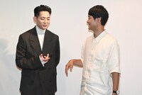 左から竜星涼、ノゾエ征爾。