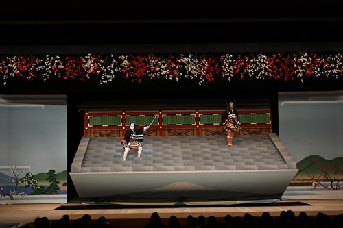 「大阪松竹座開場100周年記念『七月大歌舞伎』関西・歌舞伎を愛する会 第三十一回」より、「吉例寿曽我」の様子。