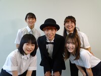 スズキ拓朗とCHAiroiPLIN「さいあい～シェイクスピア・レシピ～」の高校生出演者。