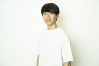 撮影終盤で少しリラックスした表情を見せる岸本陽大さん。（撮影：竪山隼太）