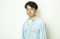 撮影を始めたばかりの、少し緊張気味の角隆一さん。（撮影：竪山隼太）