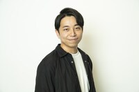 落ち着いた雰囲気も魅力的な佐竹佑基さん。（撮影：竪山隼太）