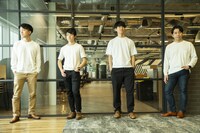 バラバラに立つと個性が見えてくるRevieの面々。（撮影：竪山隼太）