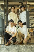扉の枠に収まってみたRevieの面々。(撮影:竪山隼太)