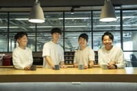 ちょっとした瞬間にすぐ穏やかな空気が流れるRevieの面々。（撮影：竪山隼太）