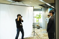 ソロ撮影に臨む竪山隼太。（撮影：平岩享）