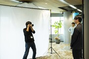 ソロ撮影に臨む竪山隼太。(撮影:平岩享)