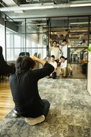 Revieの面々を撮影する竪山隼太。（撮影：平岩享）