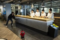 Revieの面々を撮影する竪山隼太。（撮影：平岩享）