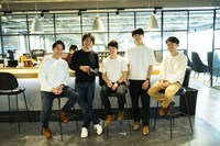 Revieの面々と竪山隼太（左から2番目）。（撮影：平岩享）