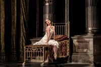 映画「マシュー・ボーン IN CINEMA / 眠れる森の美女」より。（Photo by Johan Persson）