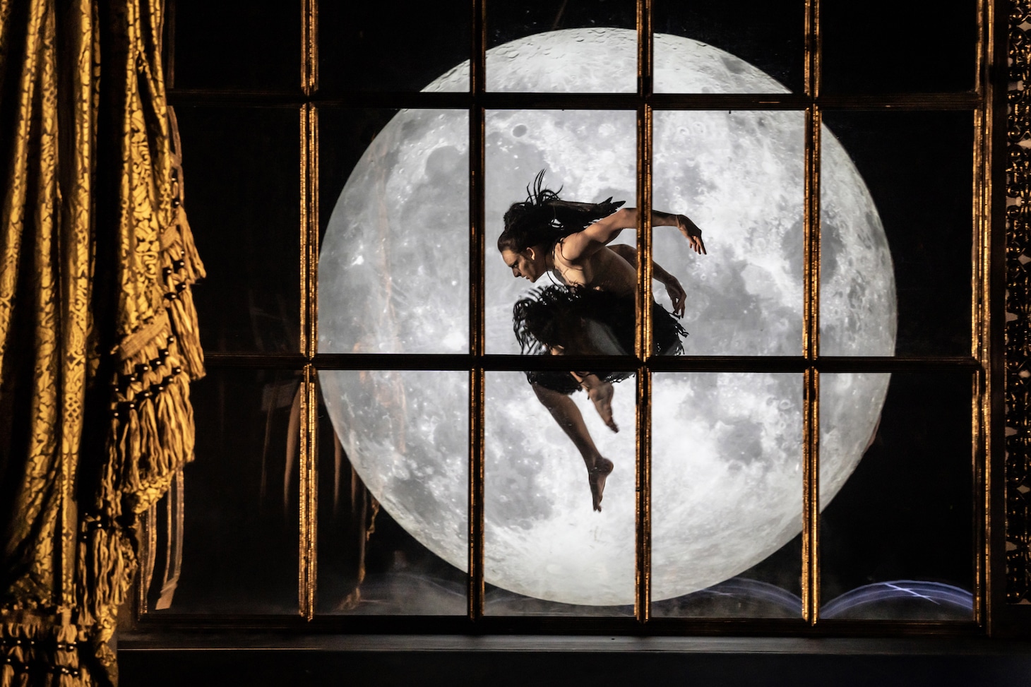 映画「マシュー・ボーン IN CINEMA / 眠れる森の美女」より。（Photo by Johan Persson）