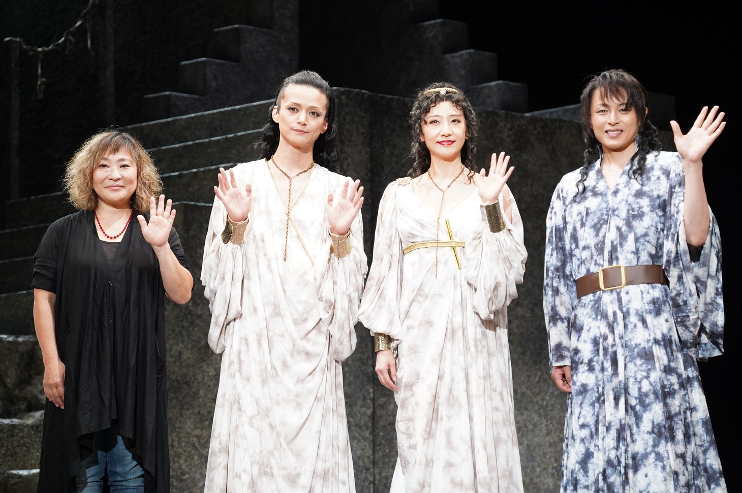 左から石丸さち子、三浦涼介、大空ゆうひ、新木宏典。