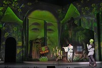 舞台に大きく映し出された“近藤春菜シュレック”に笑う近藤春菜（左）とspi（右）。