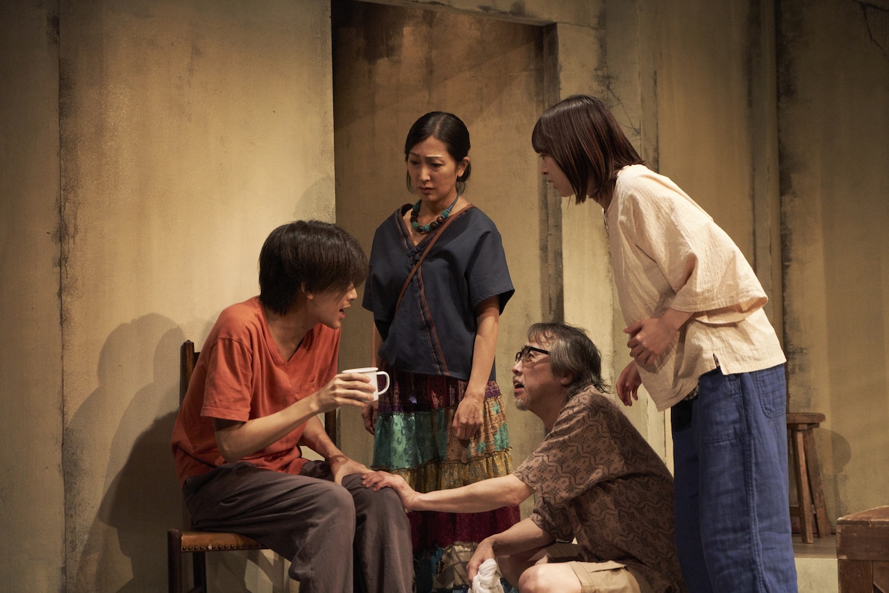 辛く厳しい現実を乗り越えようとする家族の物語、鶴田真由ら出演「チノハテ」開幕