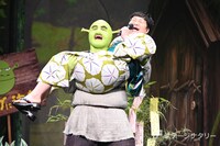 近藤春菜（手前）を軽々と抱き上げたspi（奥）。