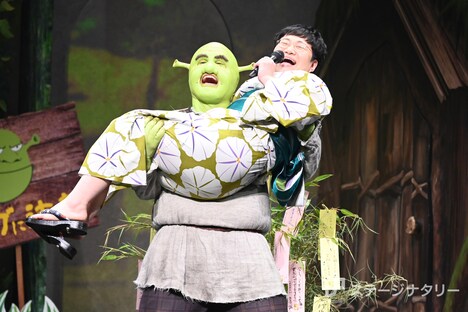 近藤春菜（手前）を軽々と抱き上げたspi（奥）。