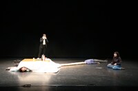 2021年3月「かながわ短編演劇アワード」にて上演された、劇団アンパサンド「それどころじゃない」より。（撮影：松下哲也）