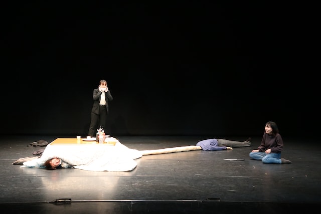 2021年3月「かながわ短編演劇アワード」にて上演された、劇団アンパサンド「それどころじゃない」より。（撮影：松下哲也）