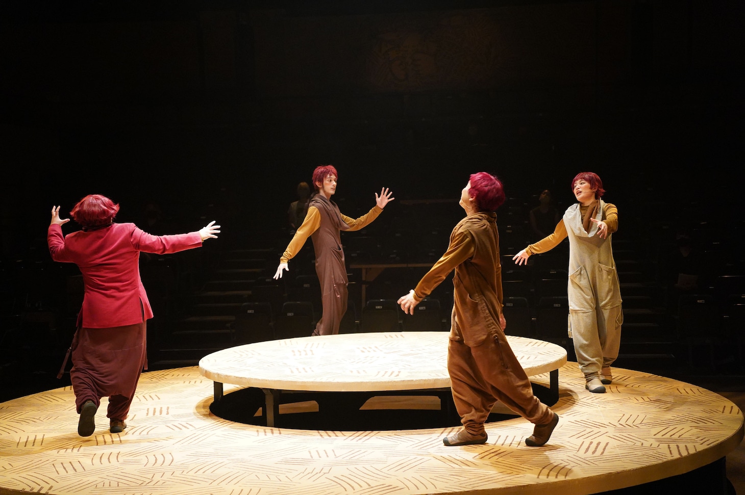 演劇「モグラが三千あつまって」より。