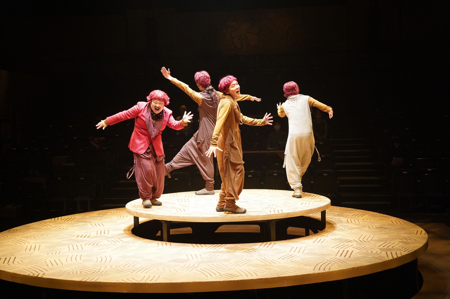 演劇「モグラが三千あつまって」より。