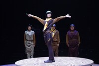 演劇「モグラが三千あつまって」より。