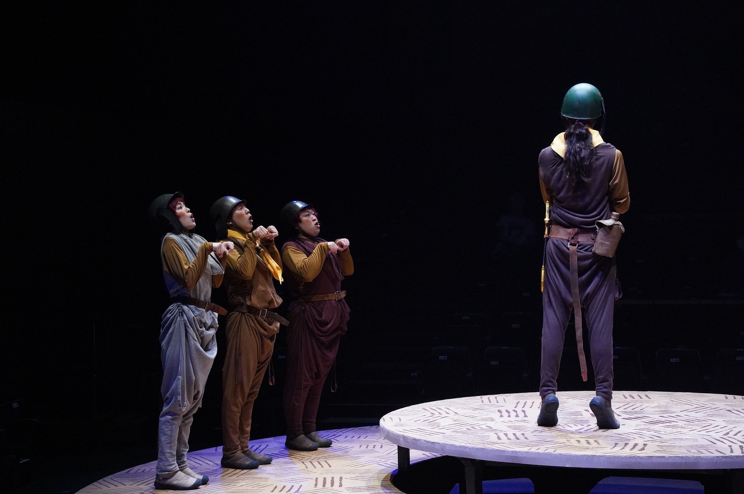 演劇「モグラが三千あつまって」より。