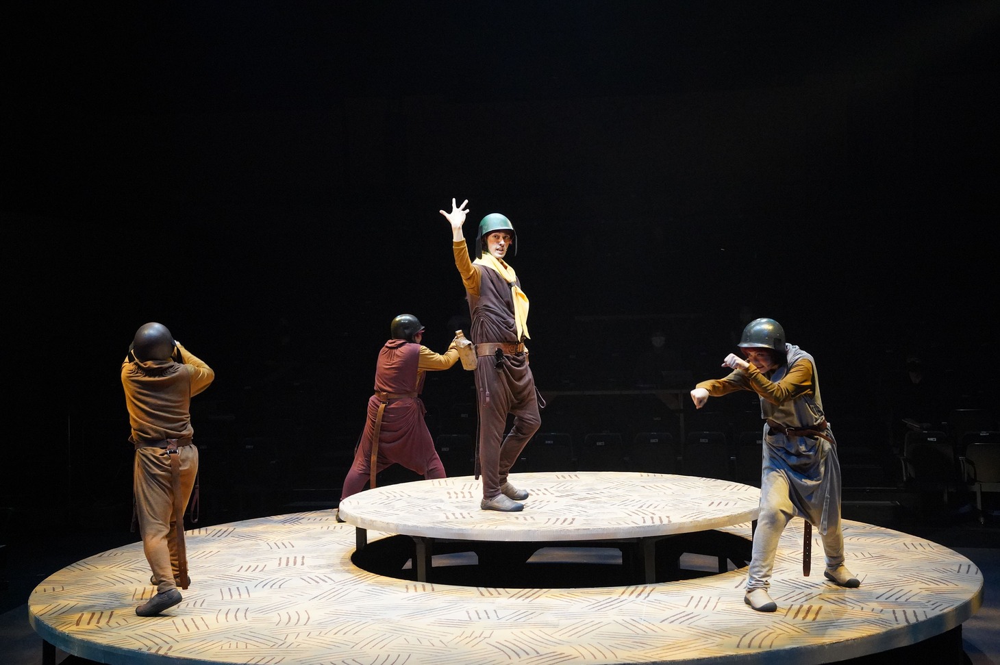 演劇「モグラが三千あつまって」より。