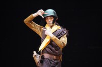 演劇「モグラが三千あつまって」より。