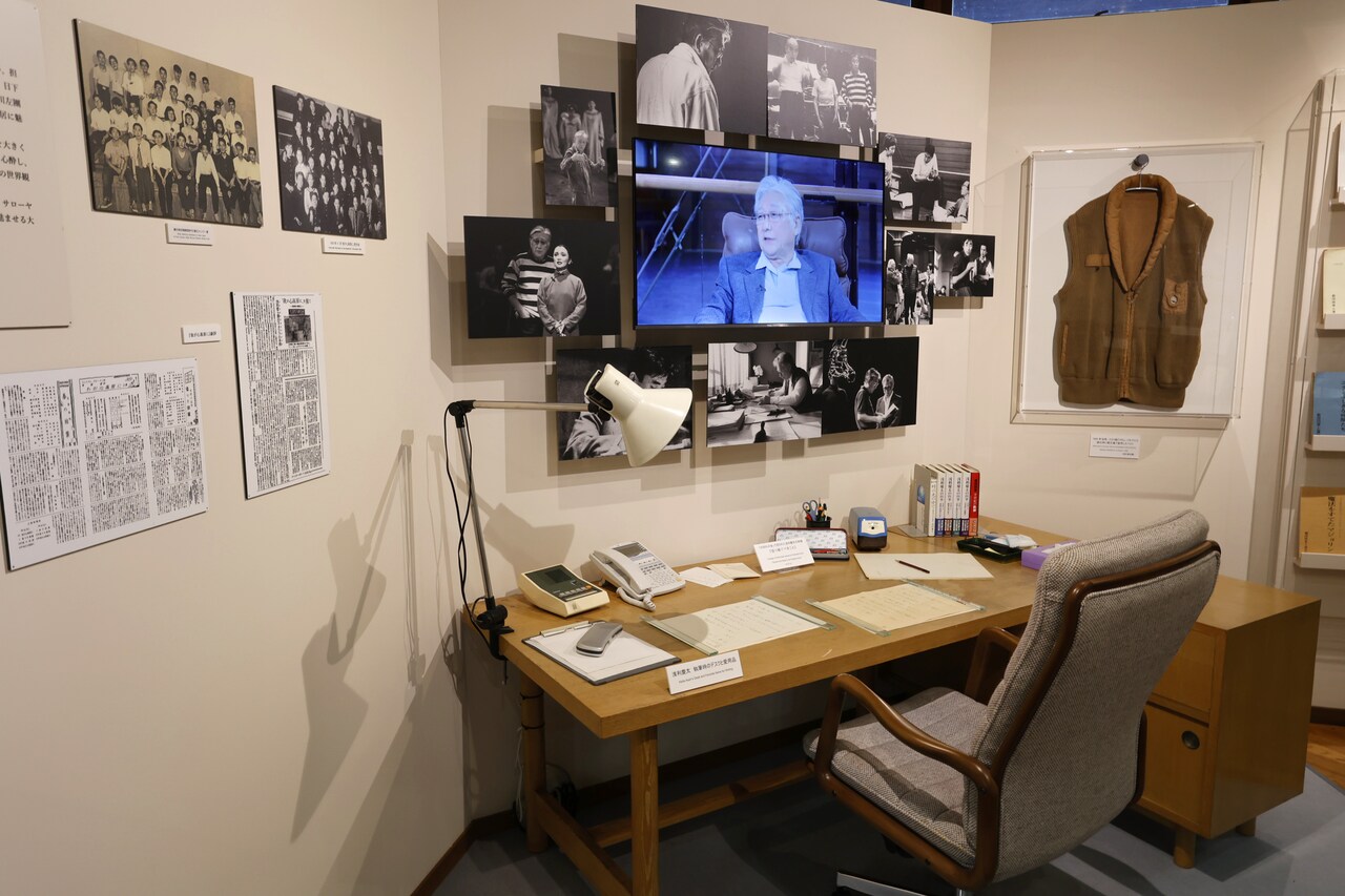 浅利慶太の執筆机と愛用品。（撮影：下坂敦俊）