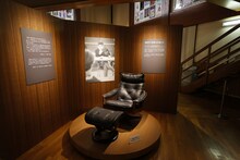 浅利慶太が稽古場で愛用した椅子。（撮影：下坂敦俊）