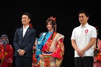 OSK日本歌劇団「レビュー Road to 2025!!」開幕前のセレモニーより。左から横山英幸大阪市長、楊琳、吉村洋文大阪府知事。