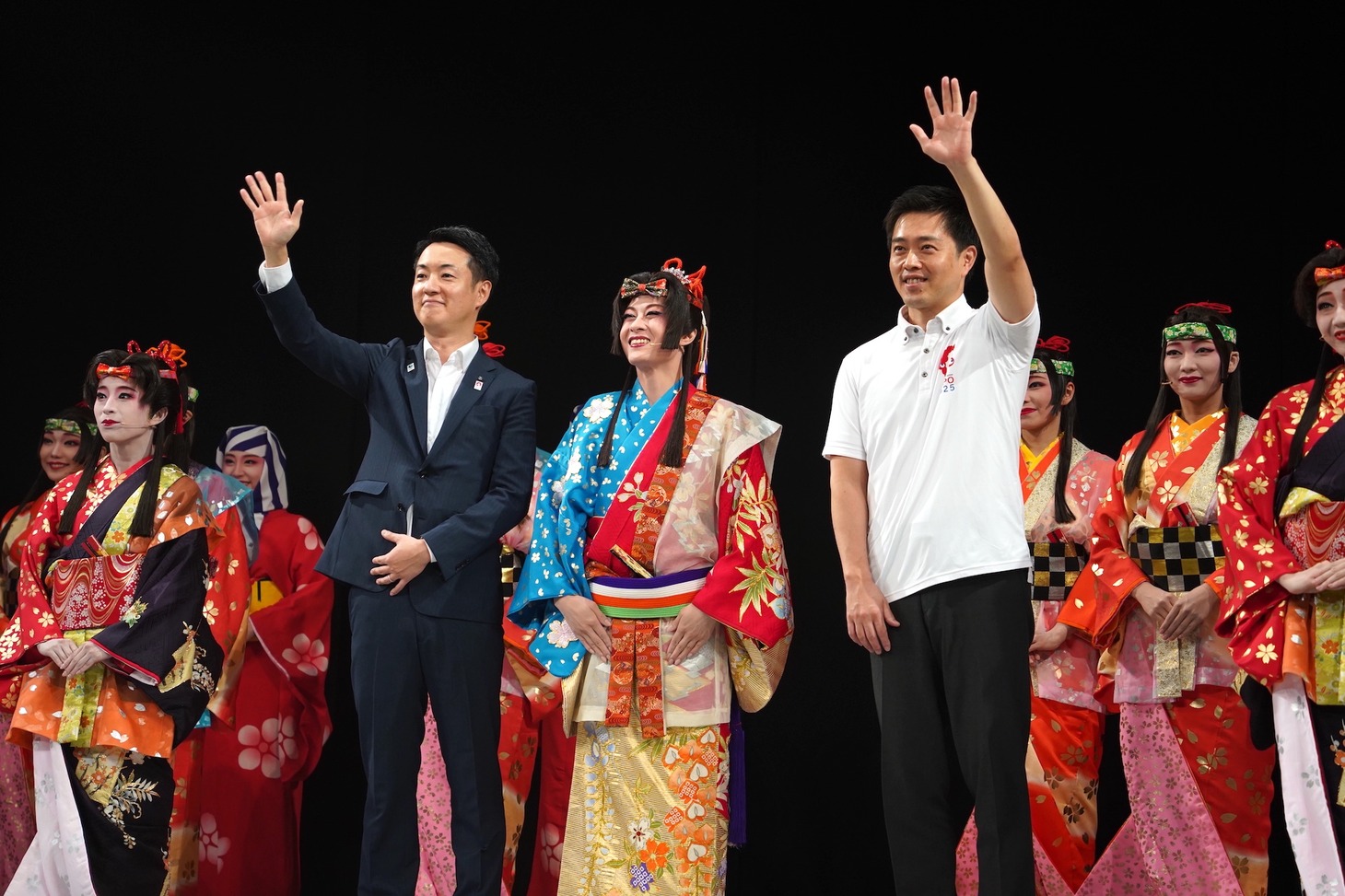 OSK日本歌劇団「レビュー Road to 2025!!」開幕前のセレモニーより。中央左から横山英幸大阪市長、楊琳、吉村洋文大阪府知事。