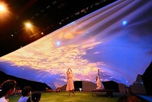 「めにみえない みみにしたい」より。左から成田亜佑美、仲宗根葵。（撮影：細野晋司）