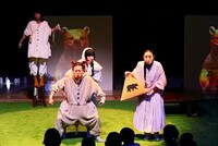 「めにみえない みみにしたい」より。左から仲宗根葵、伊野香織、青柳いづみ、成田亜佑美。（撮影：細野晋司）