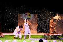 「めにみえない みみにしたい」より。左から仲宗根葵、青柳いづみ、成田亜佑美、伊野香織。（撮影：細野晋司）