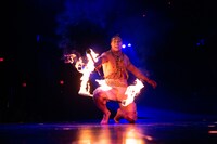 シルク・ドゥ・ソレイユ「ダイハツ アレグリア-新たなる光-」より、ファイヤーナイフ・ダンス。（Photos: Cirque du Soleil 2021 / Costumes: Dominique Lemieux）