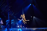 シルク・ドゥ・ソレイユ「ダイハツ アレグリア-新たなる光-」より、エアリアル・ストラップ。（Photos: Cirque du Soleil 2021 / Costumes: Dominique Lemieux）