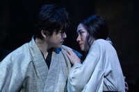 PARCO劇場開場50周年記念シリーズ「夜叉ヶ池」より。（撮影：加藤幸広）