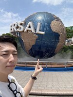 米吉の指の先には、おなじみの地球儀。胸元の眼鏡に、ミニオンがちらり。