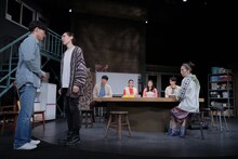 兵庫県立ピッコロ劇団 第76回公演「やわらかい服を着て」より。（撮影：堀川高志 / kutowans studio）