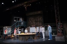 兵庫県立ピッコロ劇団 第76回公演「やわらかい服を着て」より。（撮影：堀川高志 / kutowans studio）