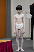 福田龍世扮する佐伯俊雄。