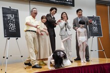 前列左から佐々木心音扮する佐伯伽椰子、福田龍世扮する佐伯俊雄。後列左からいしだ壱成、大場美奈、小松準弥、原幹恵、あべこうじ。